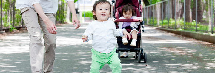 1歳の子どもがおもちゃに向かっている