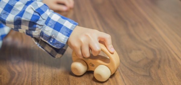 くるまめを持つ子供