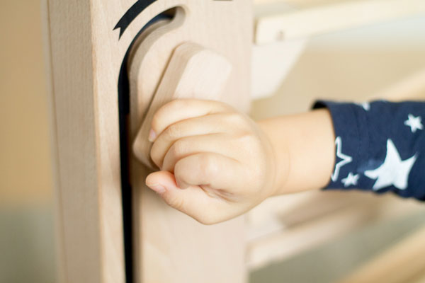 クルリンエレベーターで遊ぶ1歳児
