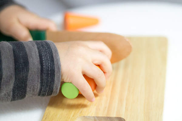 野菜を切っている子供拡大