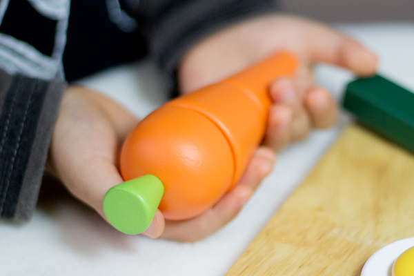 ままごと食材を手に持っている子供