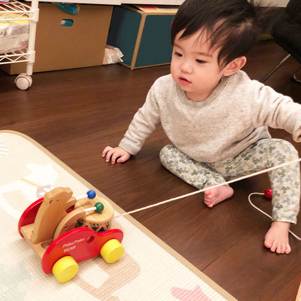 くまさんで遊ぶ子ども
