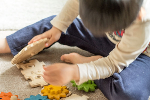 ギアパズルパーツを覗き込んでいる子供拡大