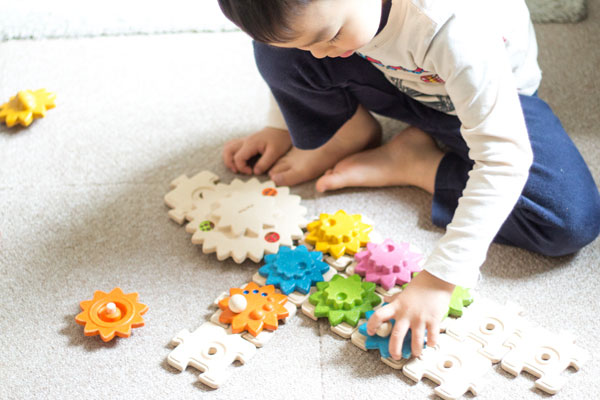 ギアパズルで遊んでいる子供拡大