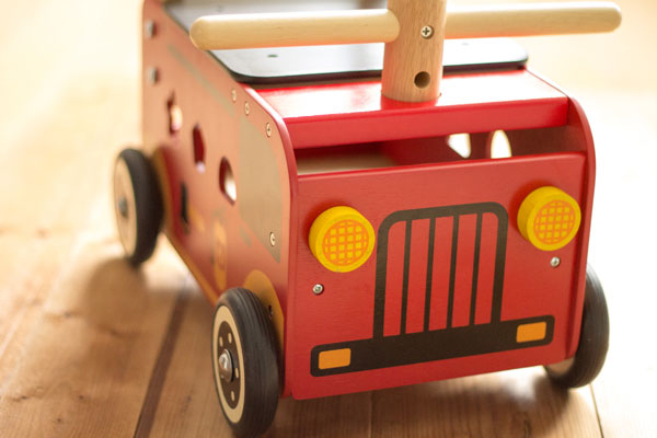 ウォーカーアンドライド消防車 つかまり立ちおもちゃ｜木のおもちゃ専門店 おもちゃの森sapporo