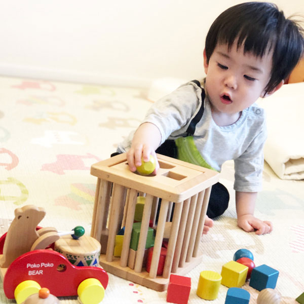積木バスケットで遊ぶ子ども