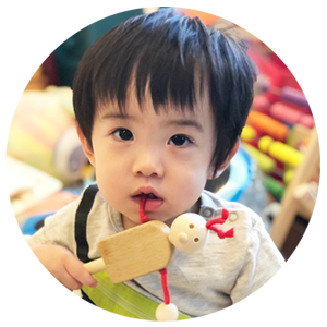小さなお子さまが遊んでいる様子