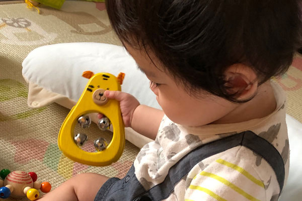 タイガーで遊ぶ子ども