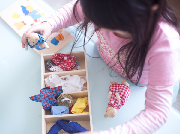 着せ替え遊びをしている女の子拡大