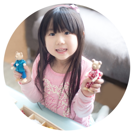 女の子が遊んでいる様子