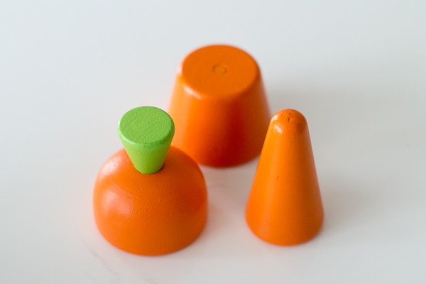 にんじんを3つにカットしている様子