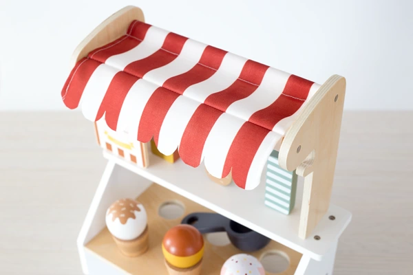 可愛いストライプの布屋根付き