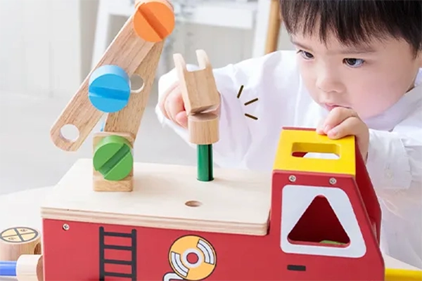 大工さん遊びをしている子供