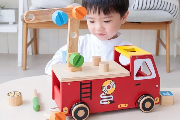 アクティブ消防車　木製おもちゃ