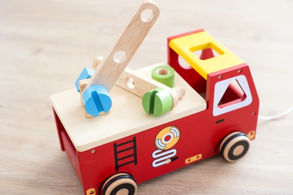 【Edute】大人気!!アイムトイ Fire Fighter Builder I'm Toy アクティブ消防車 知育玩具 2歳 3歳 木製 大工さん