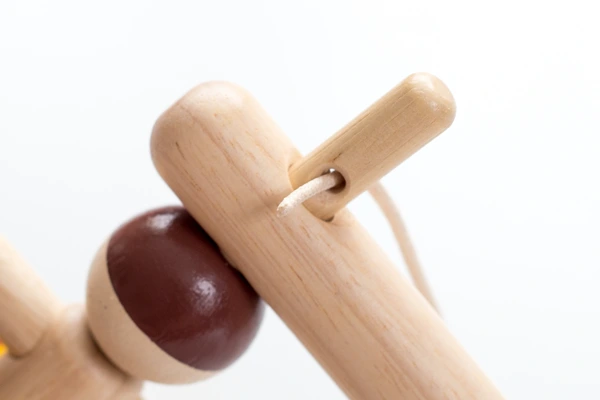 付属の棒に紐を通す