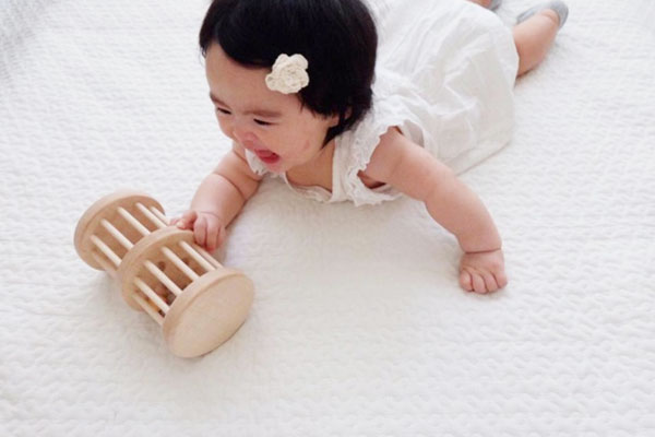赤ちゃんが遊んでいる様子