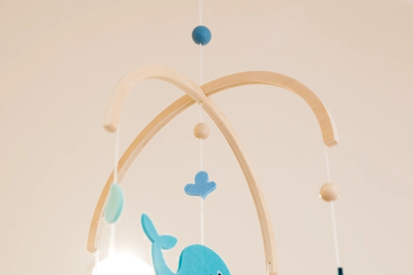 木製モビール青いくじら