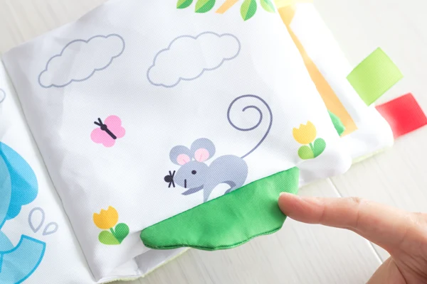 隣のページには動物が隠れています