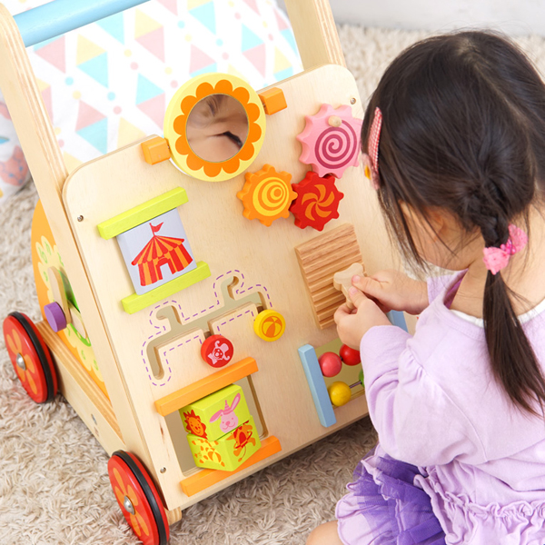 女の子が遊んでいる様子拡大