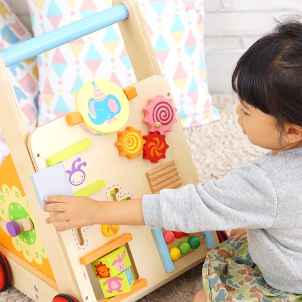 知育玩具で遊んでいる様子拡大