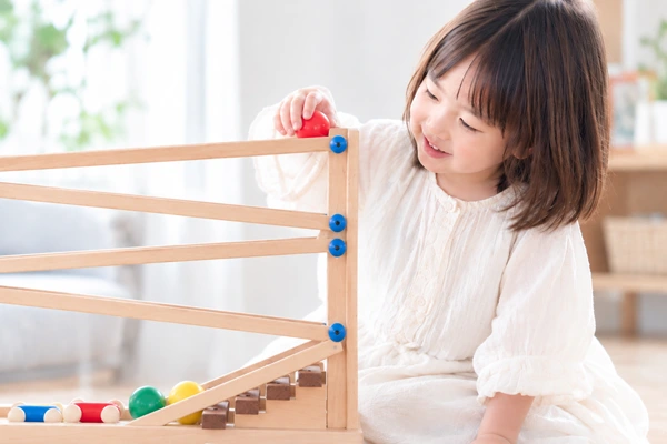 子供が遊んでいる様子