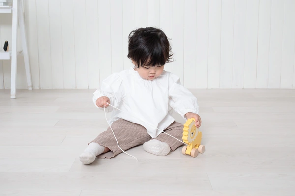 プルトイ ライオンで遊ぶ子供