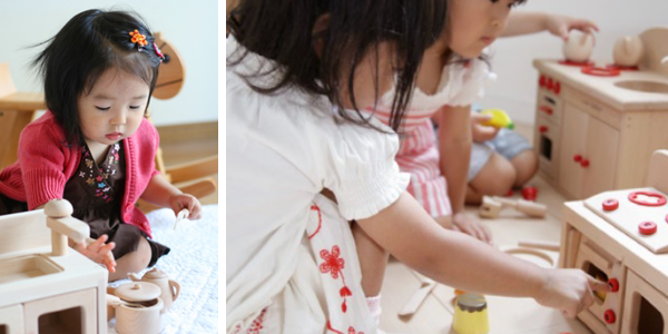 おままごとそている子供