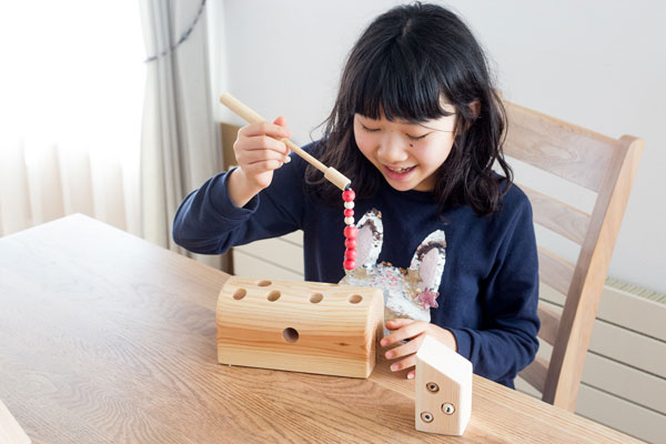 ひっつきむしで遊ぶ子ども