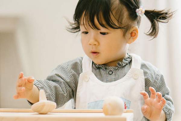 にぎにぎこまで遊ぶ子供