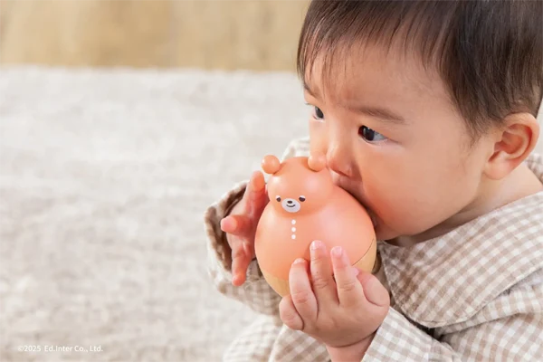 おとぼけTEDDYを舐めている様子