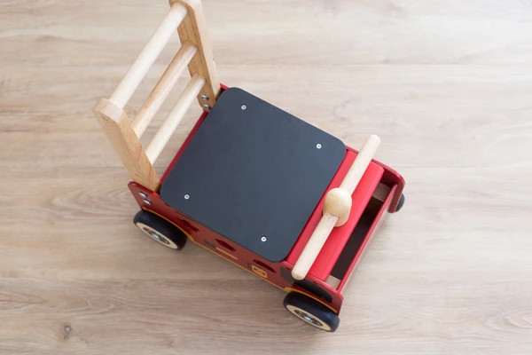 ウォーカーアンドライド消防車 つかまり立ちおもちゃ｜木のおもちゃ