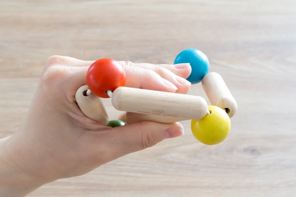 木製　トレー　物置き　plan toys 三角のにぎにぎ プラントイ｜木のおもちゃ専門店 おもちゃの森