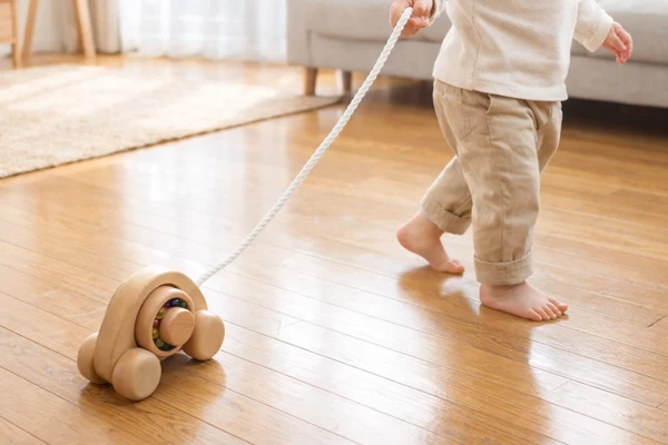 クルクルサンサンカーで遊ぶ1歳半の子ども